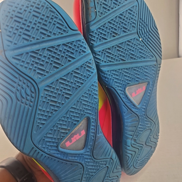 Nike Max Lebron XI Low GS Volt Photo Blue Pink Sho - Picture 3 of 8